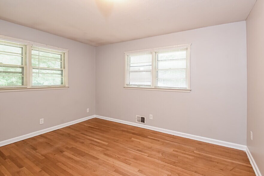 Building Photo - 4630 Cresant Ln