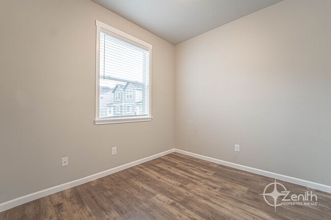 Building Photo - 3 Bedroom Mt. Vista Townhouse! Modern Fini...