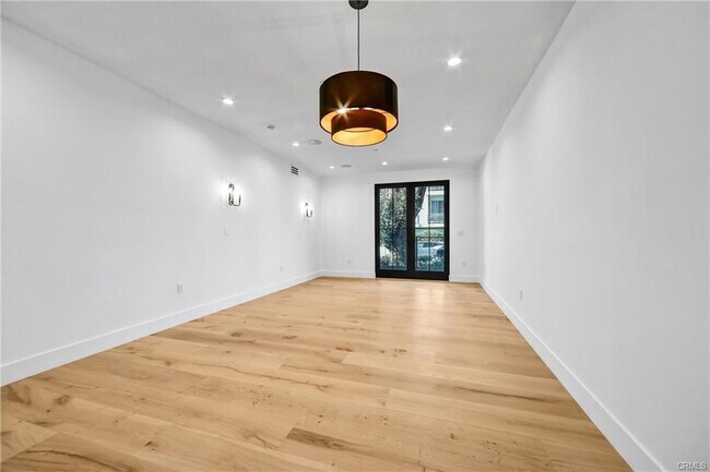 Building Photo - 10352 Riverside Dr