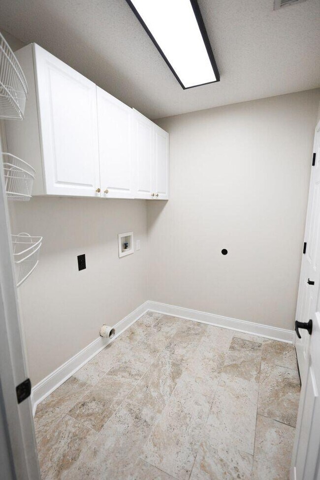Building Photo - 816 W Ridgewood Cove