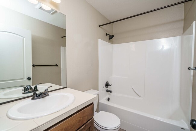 Building Photo - Beautiful Single-Level Home | 3 Bed, 2.5 B...