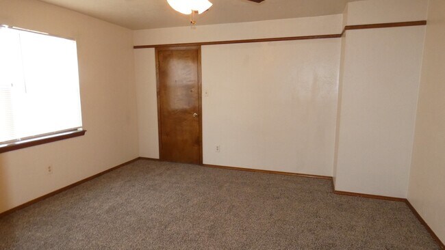 Building Photo - 4034 NW Ozmun Ave