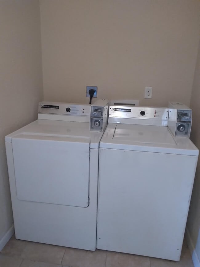 Building Photo - 711 S Poplar St