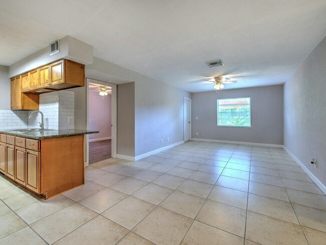 Building Photo - 526 Golden Raintree Pl