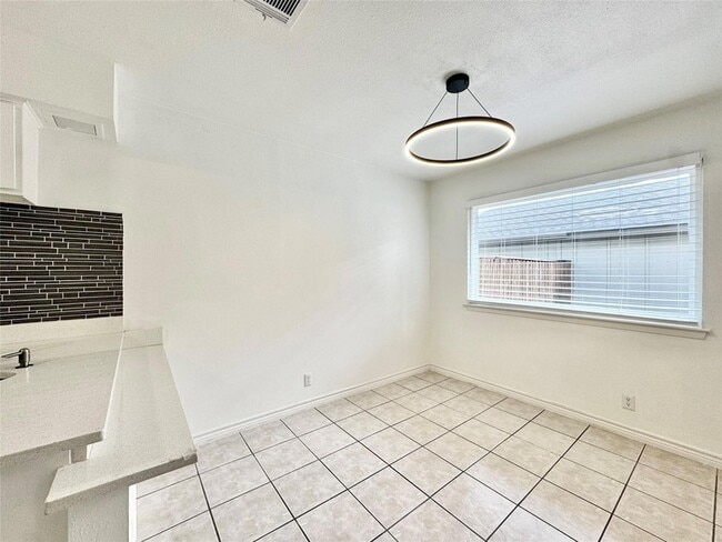 Building Photo - 1423 W Braker Ln