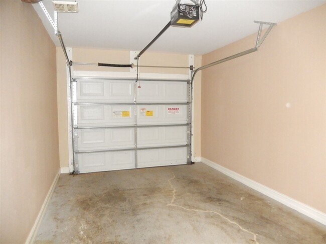 Building Photo - 1520 Crescent Hills Dr