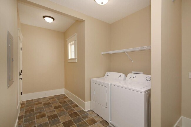 Building Photo - 360 Richard Terrace SE