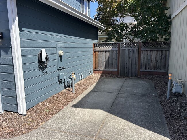 Building Photo - Beautiful East Petaluma 3 Bedroom, 2.5 Bath Home