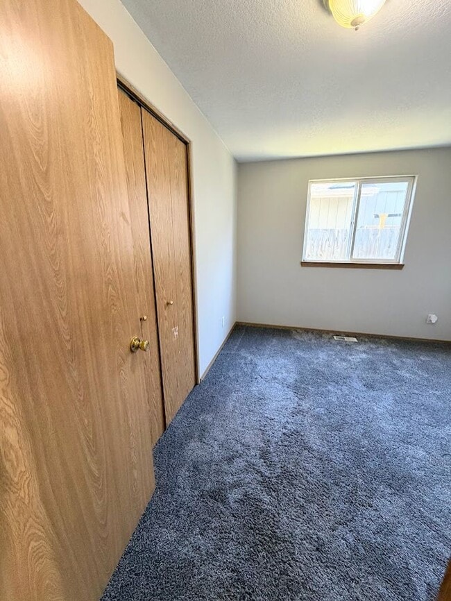Building Photo - Spacious Keizer Home with Large Fenced Backyard