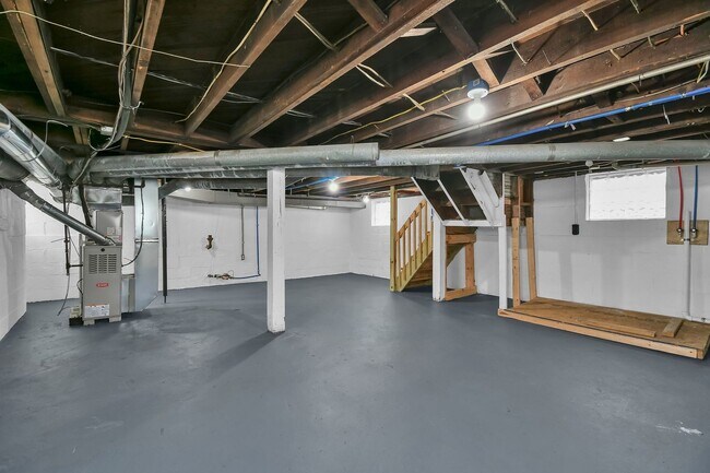 Building Photo - 626 E Jenkins Ave