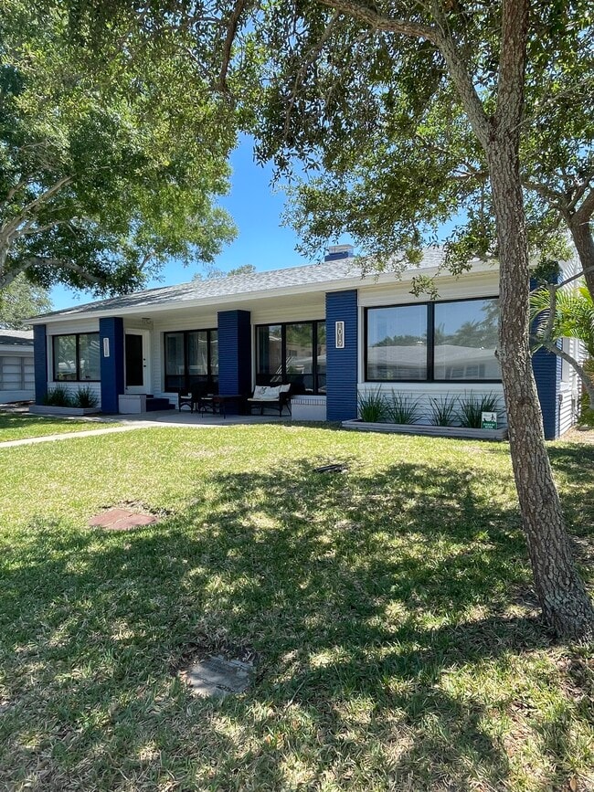 Building Photo - 1021 Commodore St