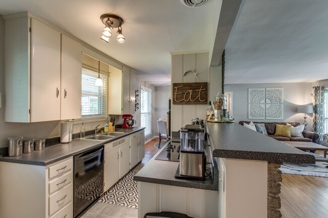 Building Photo - Crieve Hall Ranch with Studio