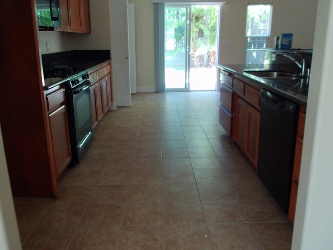 Building Photo - 1615 Bay Dr