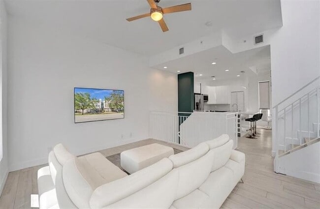 Building Photo - 703 SE 16th Ct