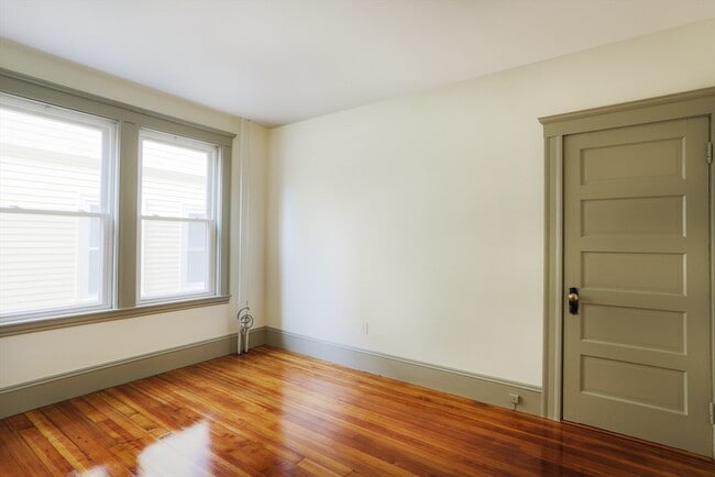 Building Photo - 31 Roslyn St