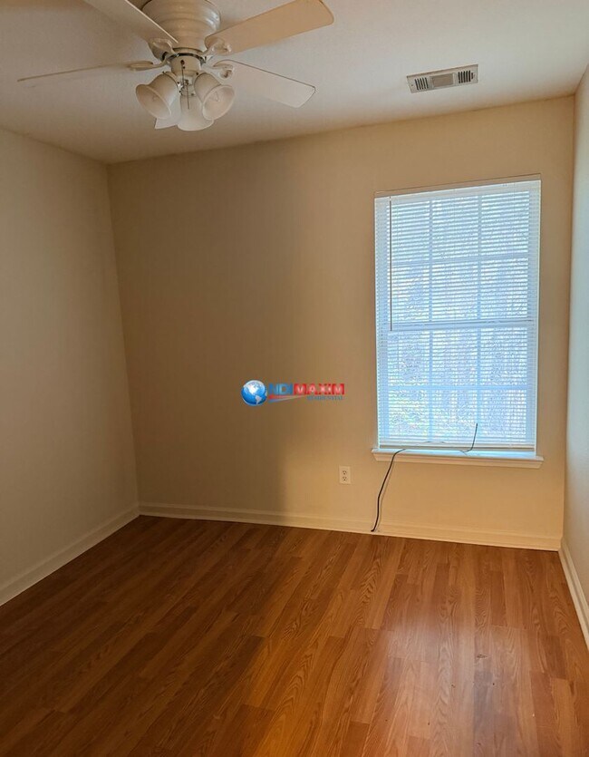 Building Photo - Spacious 3-bedroom townhouse in Riverdale