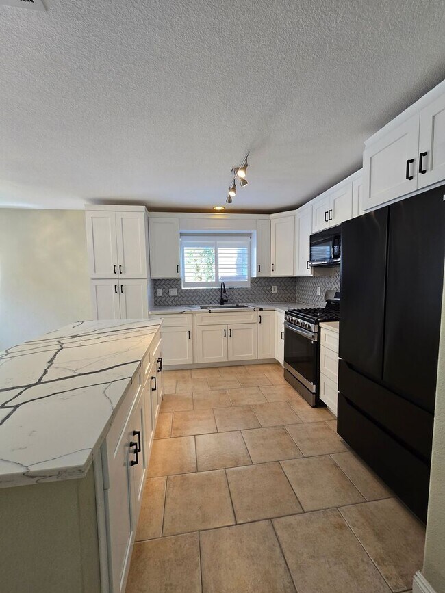 Building Photo - A Fabulous 4 Bedroom Home in Peccole Ranch