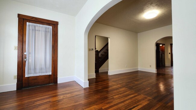 Building Photo - Now showing! Updated 4BR  1 bath house!