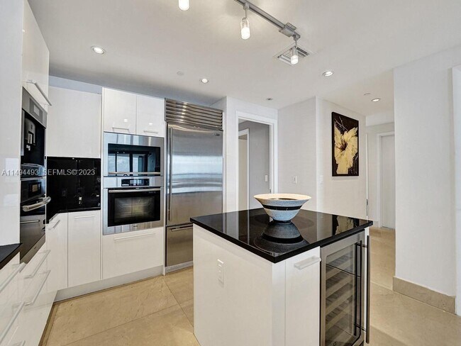 Building Photo - 17121 Collins Ave