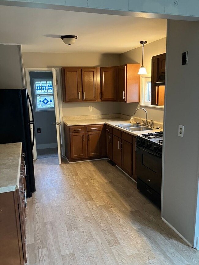 Building Photo - Remodeled Eastwood 3 bedroom