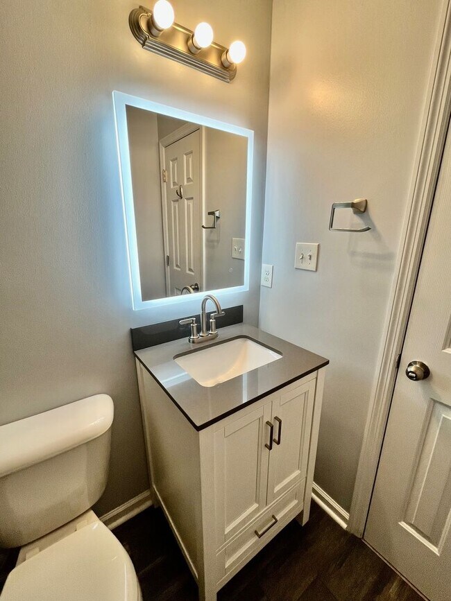 Building Photo - UPDATED Townhome in The GABLES!