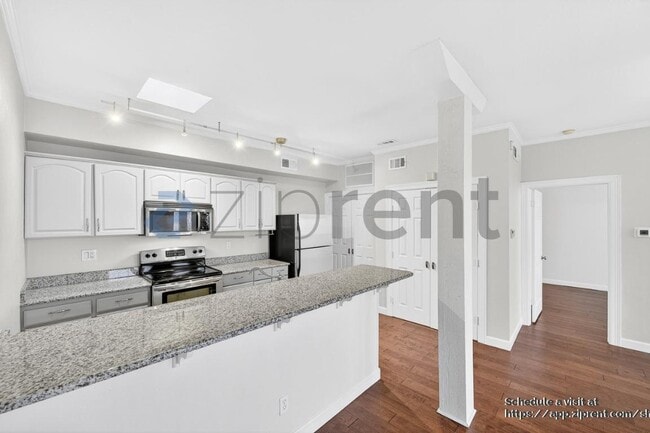 Building Photo - 6318 Richmond Ave