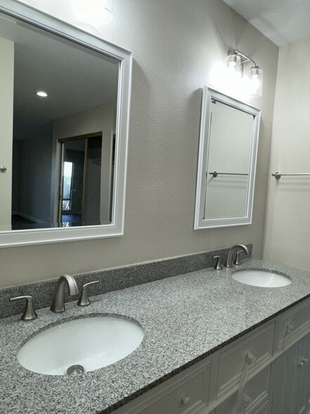 Building Photo - 465 S Ranch View Cir