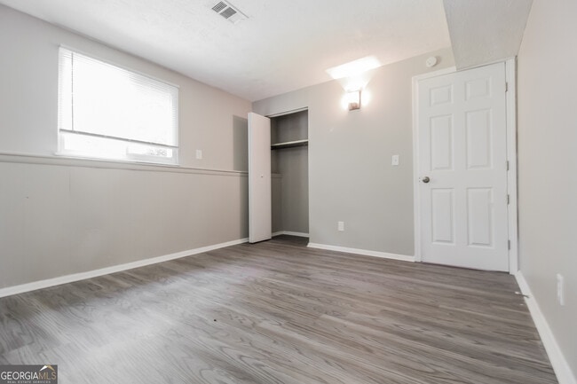 Building Photo - 1379 Robin Hill Dr
