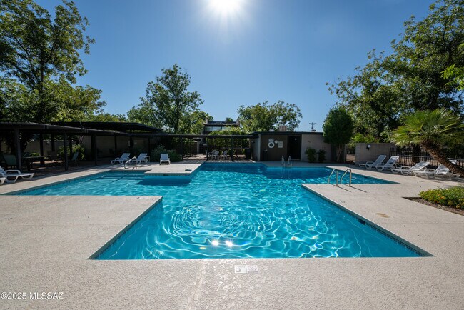 Building Photo - 5701 N Glen Creek Dr