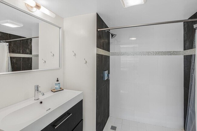 Building Photo - 200 E Royal Palm Rd