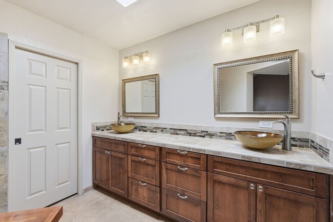 Building Photo - Pending/ Rented - Refined Desert Living in the Catalina Foothills