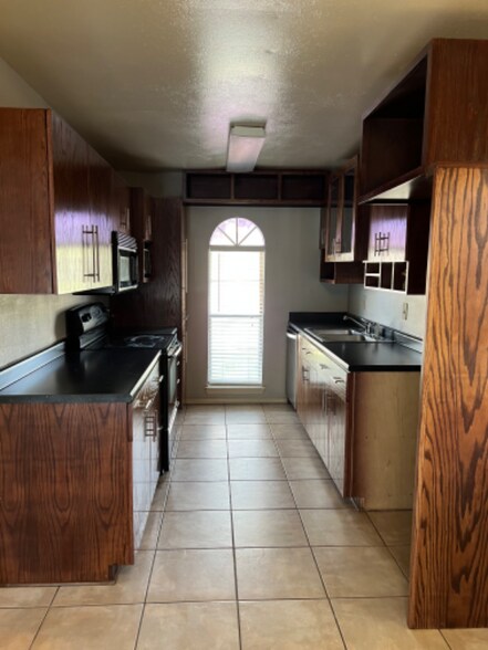 Building Photo - 409 S Holiday Dr