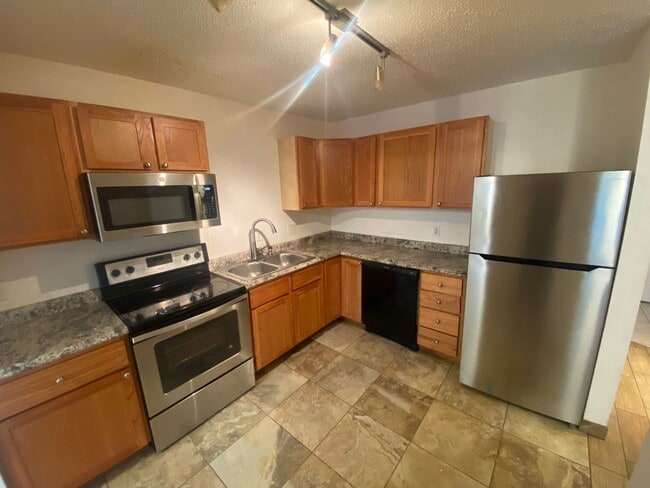 Building Photo - 3br/2.5ba townhome in Eden Prarie