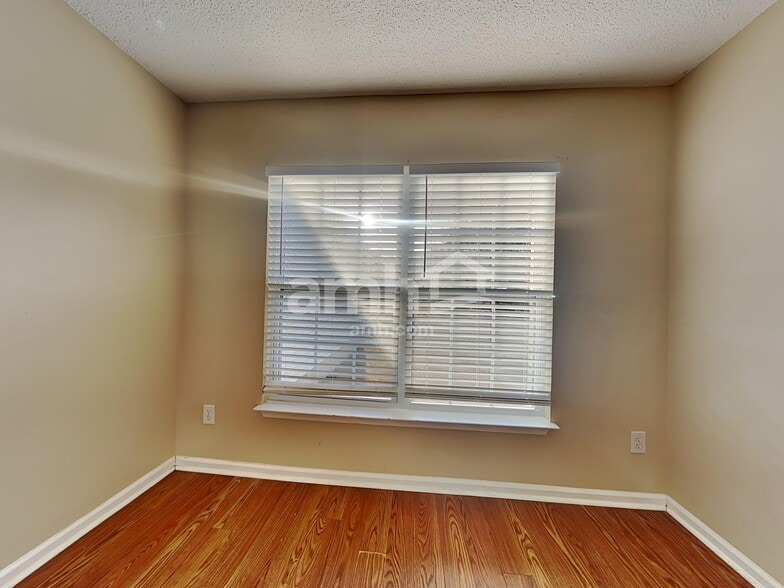 Building Photo - 5018 Thornton Dr