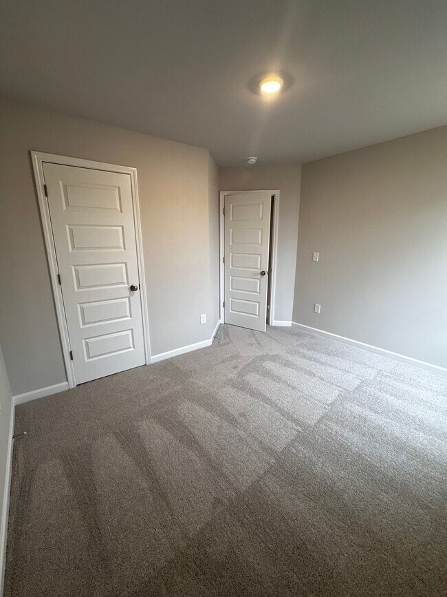 Building Photo - 2025 Townhome for Rent!