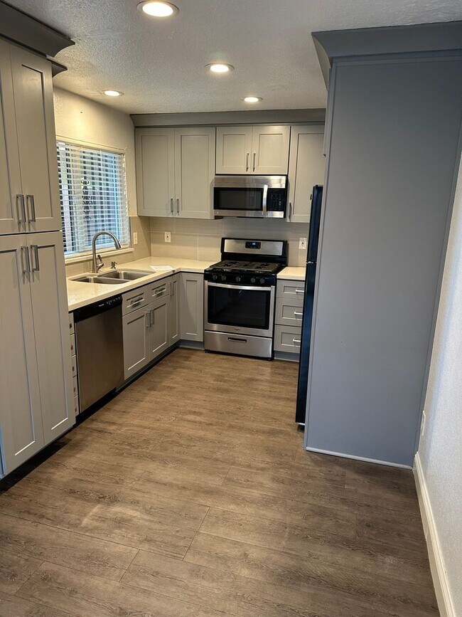 Building Photo - Updated HalfPlex Ready To Move In