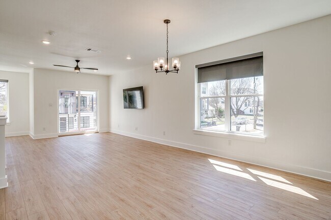 Building Photo - 2322 Benbrook Blvd
