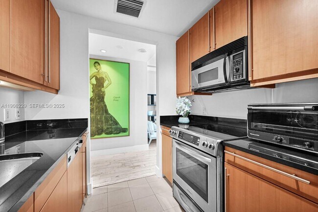 Building Photo - 1435 Brickell Ave