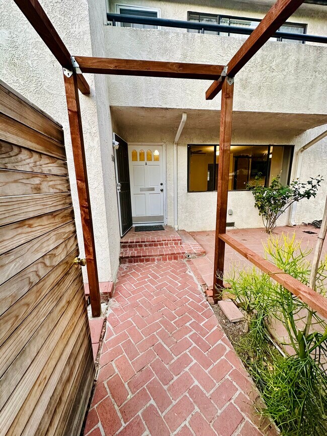 Walkway entry. - 5303 Alhama Dr