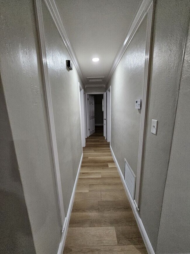 Building Photo - FOR RENT!!! SIMPLY STUNNING  3 BEDROOM 2 B...