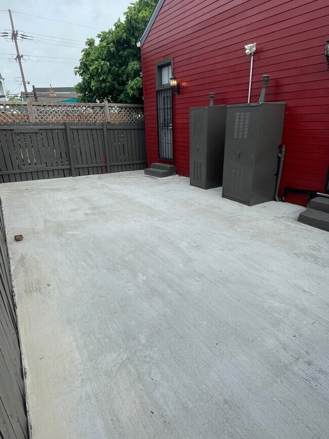 Building Photo - Spacious 1BD/1BA Shotgun 2 Blocks of Esplanade Ave