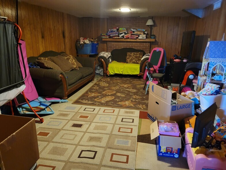 Den - 508 Longview Dr