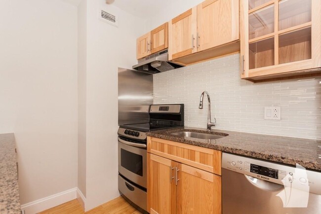 Building Photo - 1 bedroom in Chicago IL 60657