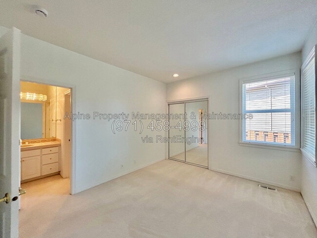 Building Photo - 820 NW Pebble Beach Way