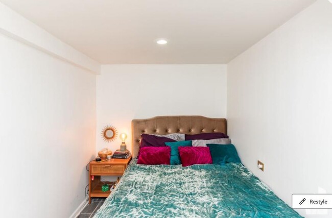 Building Photo - 2 bedroom in West Town IL 60612