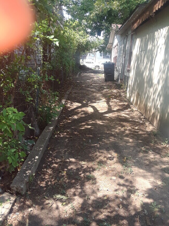 Building Photo - 2312 Ross Ave