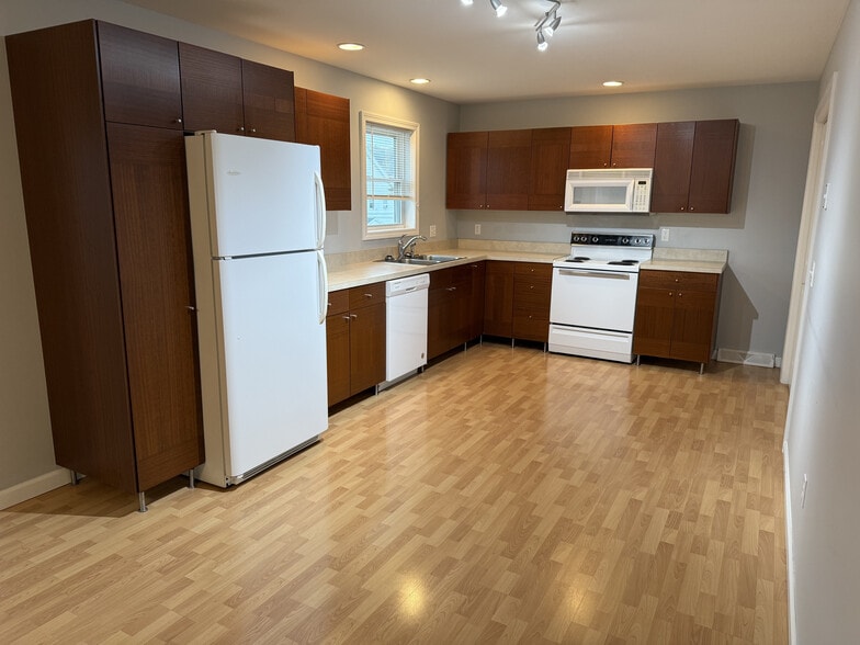 Kitchen - 279 Saratoga Ave