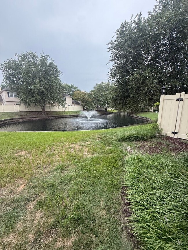 Building Photo - Lovely 2 Bedroom 2.5 Bathroom Located in V...
