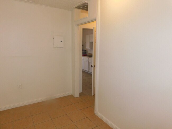 Building Photo - 1007 C St