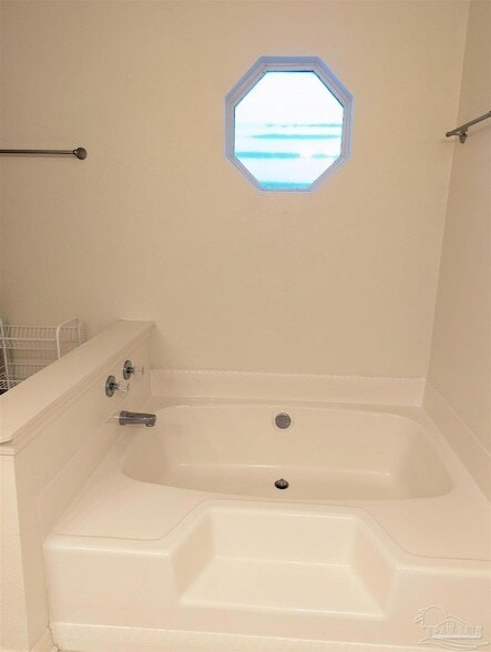 Building Photo - 4009 Shorewood Dr